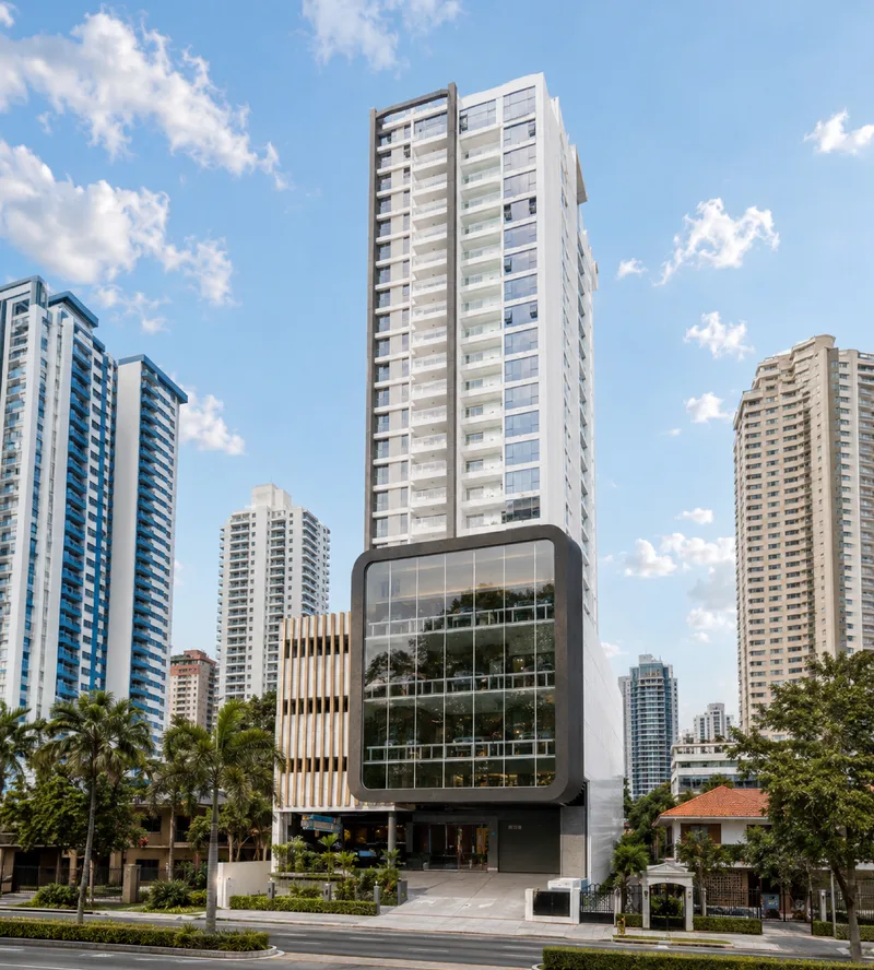 Render exterior de la torre Sky Swiss con su lobby acristalado, en El Cangrejo, Ciudad de Panamá