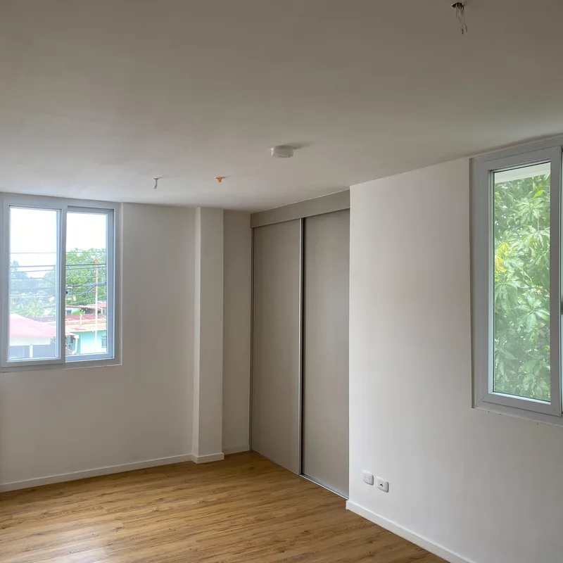 Bedroom with closet y ventanas a dos lados