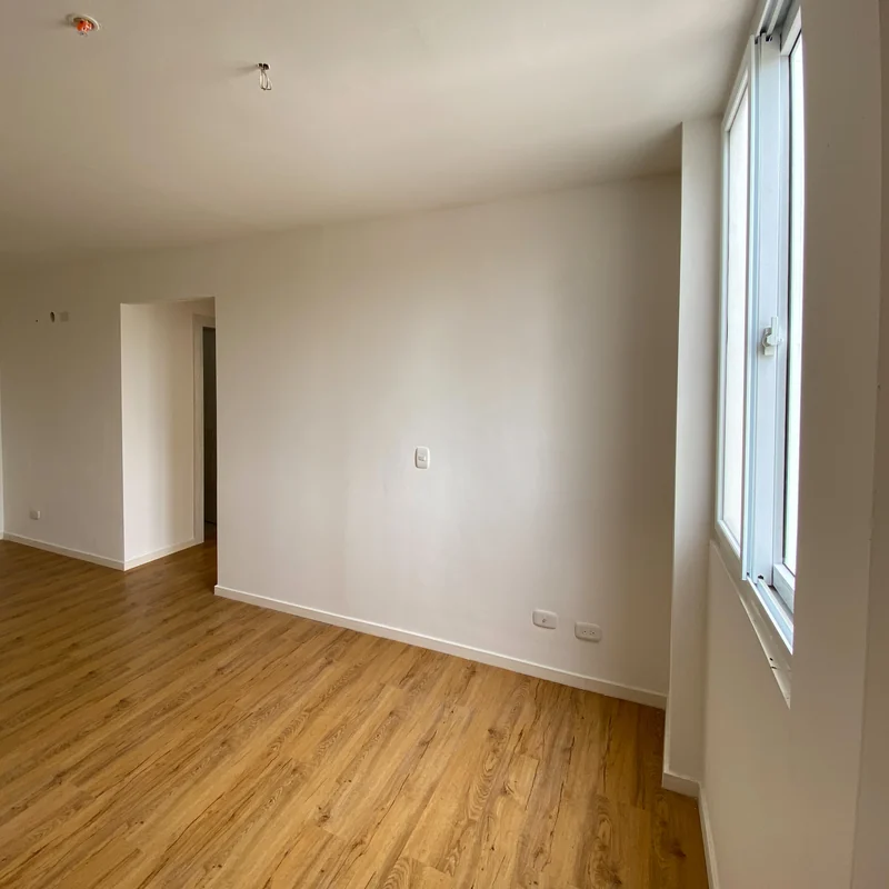 Living room, con ventanal y paso al resto del apartamento