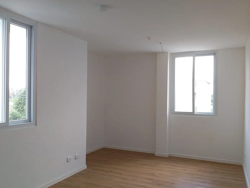 Bedroom de esquina con ventanas en dos paredes