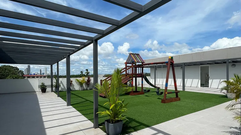 Social terrace en la azotea con área de juegos infantil