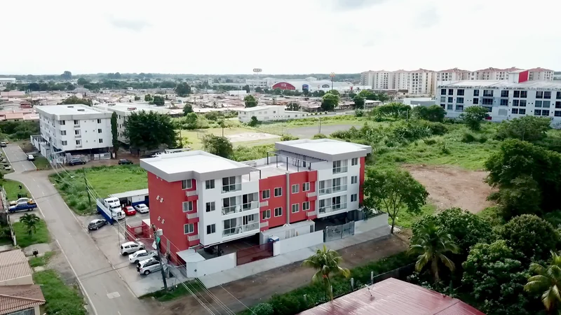 Los dos edificios terminados y su entorno inmediato