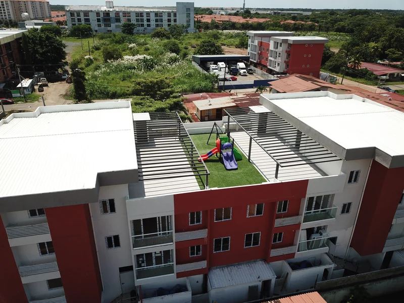 Aerial view of the development y la terraza de juegos
