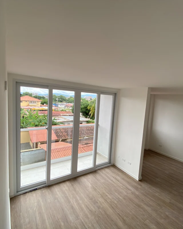 Living room con salida al balcón