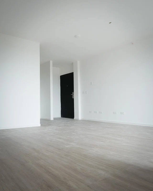 Recibidor y puerta principal del apartamento entregado