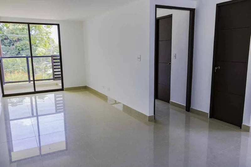 Living room with picture window y puertas al pasillo