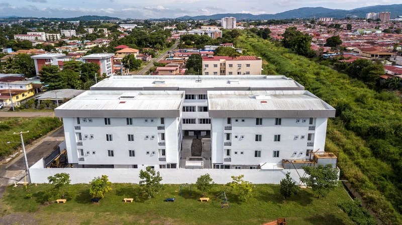 Vista aérea del edificio y su entorno residencial
