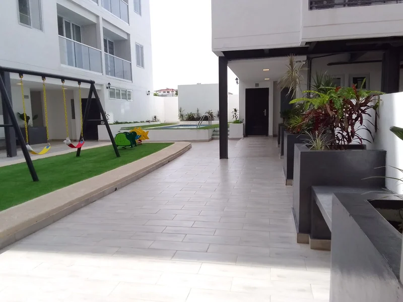 Social area: paseo interior con parque infantil y piscina