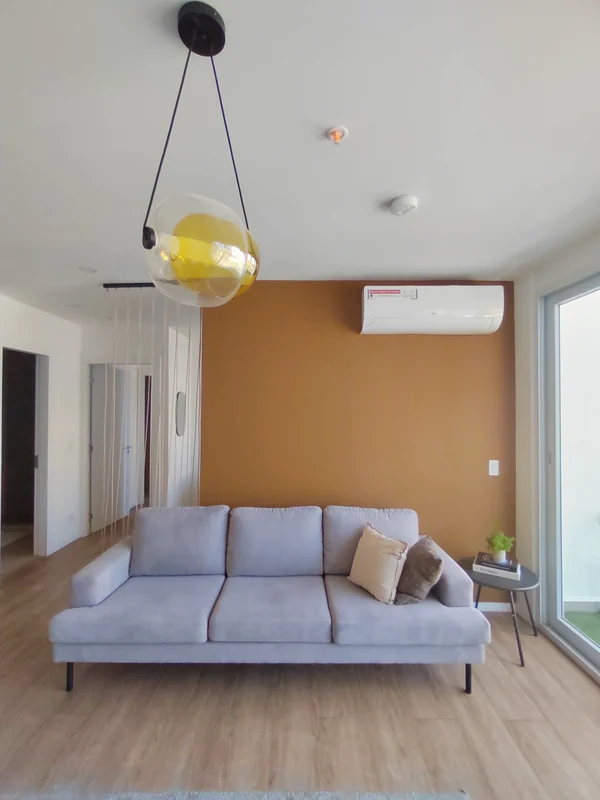 Living room con pared de acento y salida al balcón
