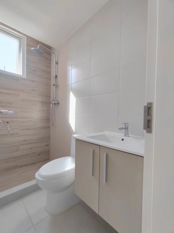 Bathroom con ventana y luz natural