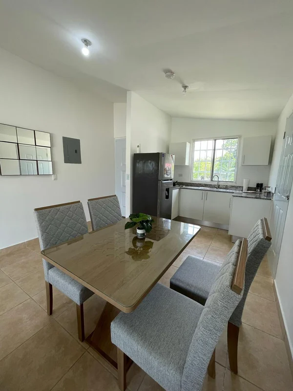 Dining area and kitchen abiertos