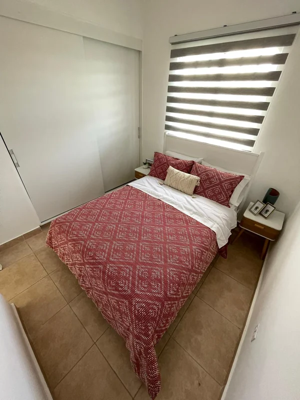 Secondary bedroom con clóset