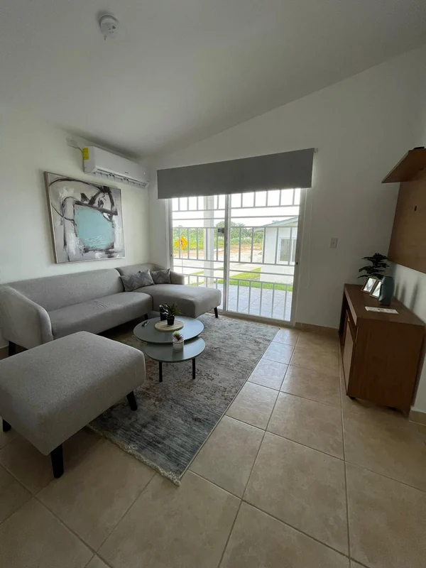 Living room with picture window y salida a la terraza