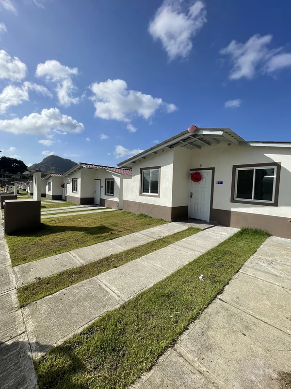 Fila de casas con el cerro al fondo