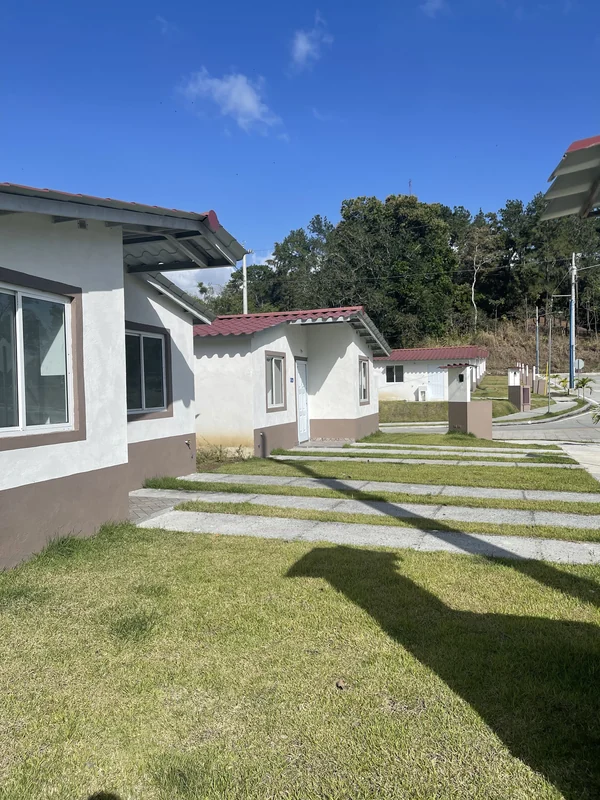 Antejardin y acceso propio de cada casa