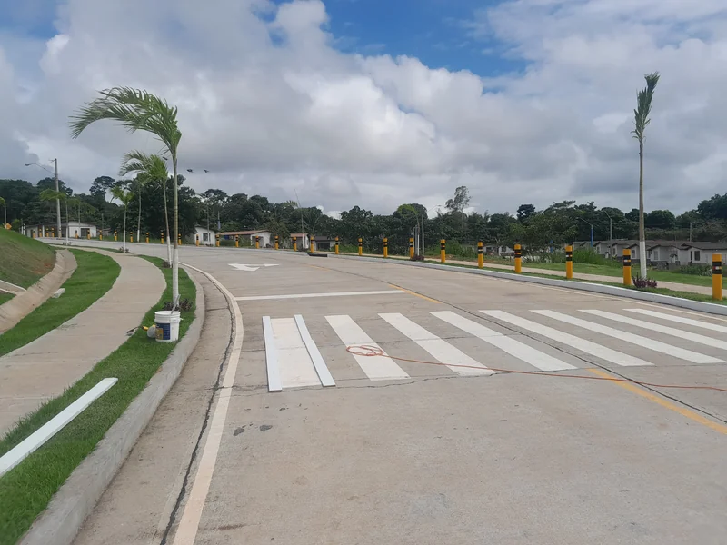 Main avenue de acceso al residencial
