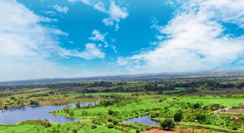 Áreas verdes con vista al lago
