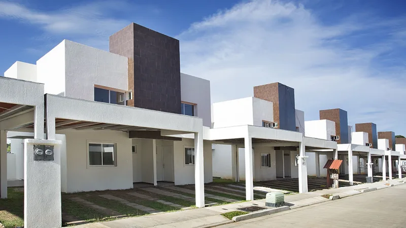 Facade of the houses con estacionamiento techado