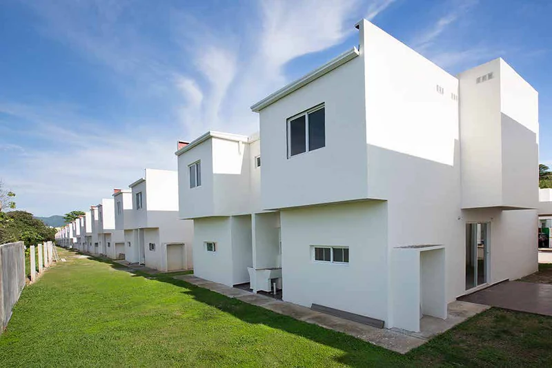 Parte posterior de las casas y área verde