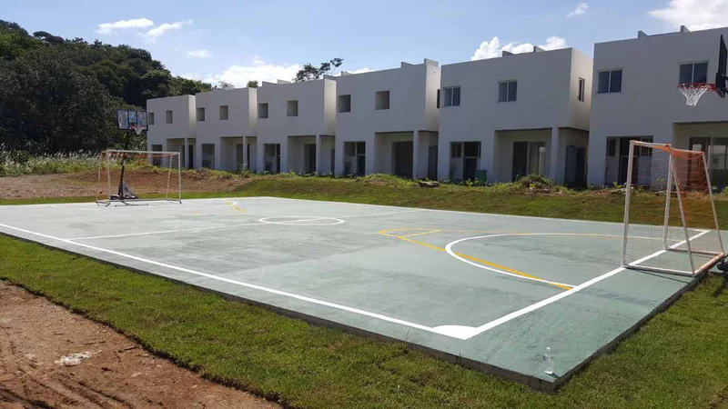 La cancha y las casas al fondo