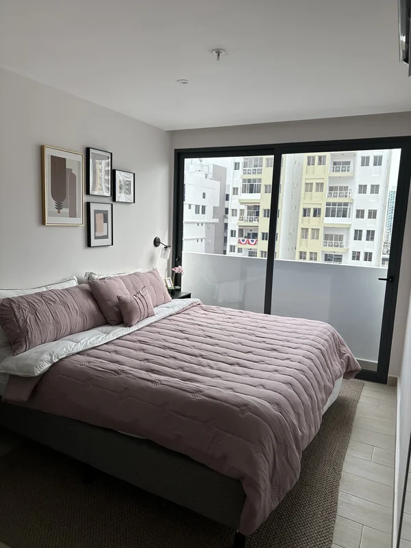 Primary bedroom con salida al balcón
