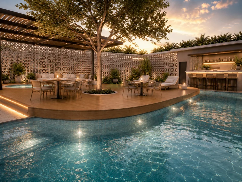 La piscina y el solárium al anochecer