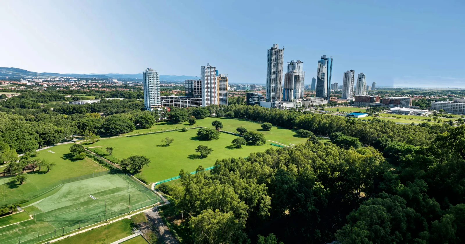 Vista aérea del parque y el skyline residencial de Costa del Este