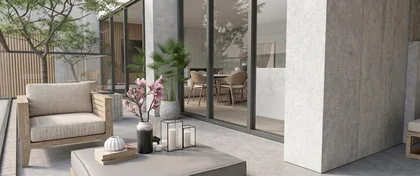Terraza privada con el comedor al fondo