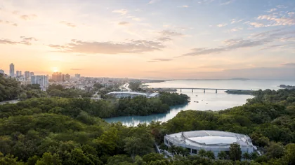 Amador y la ciudad al atardecer